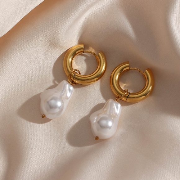 New: Bold Glass Pearl Statement Earrings - Picture 4 of 7